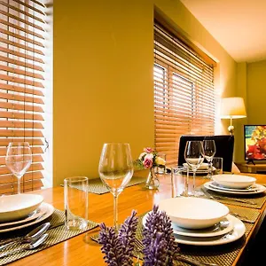 Superb Center 1 Or 2 Bedroom Apts King Bed Apartment Southampton