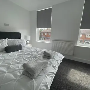 Holiday home 5 Bedroom House With Free Parking, Liverpool