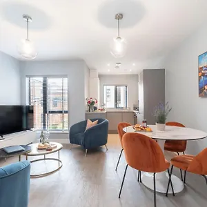 Elliot Oliver - Cosy 2 Bedroom Town Centre Apartment Cheltenham